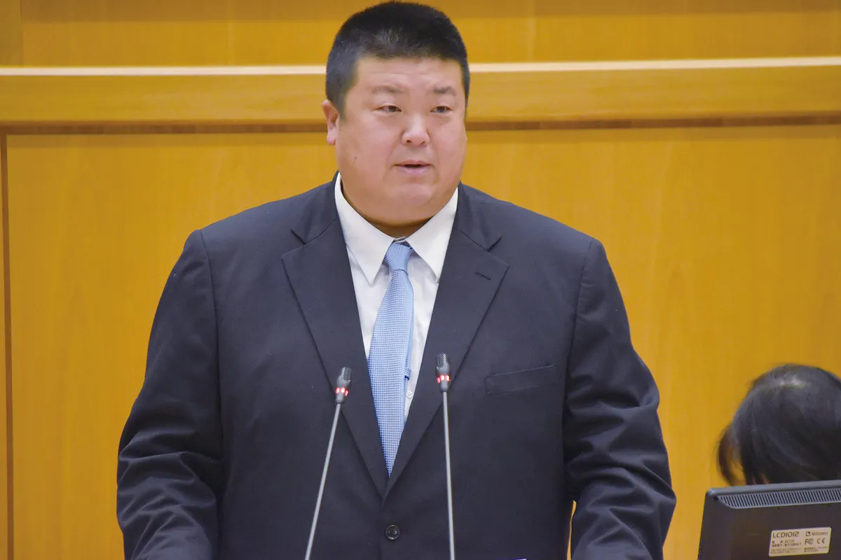 幸田健太が議会で発言している様子
