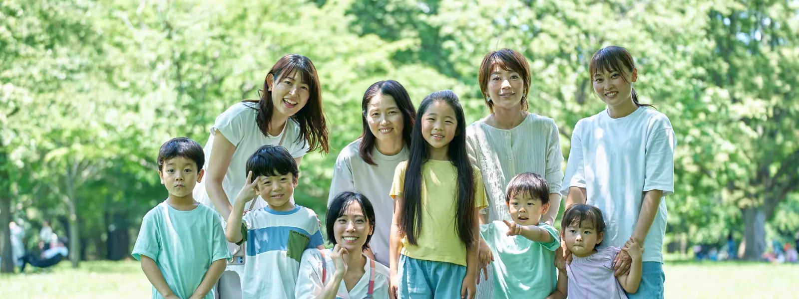 公園で家族が笑顔で並んでいる様子