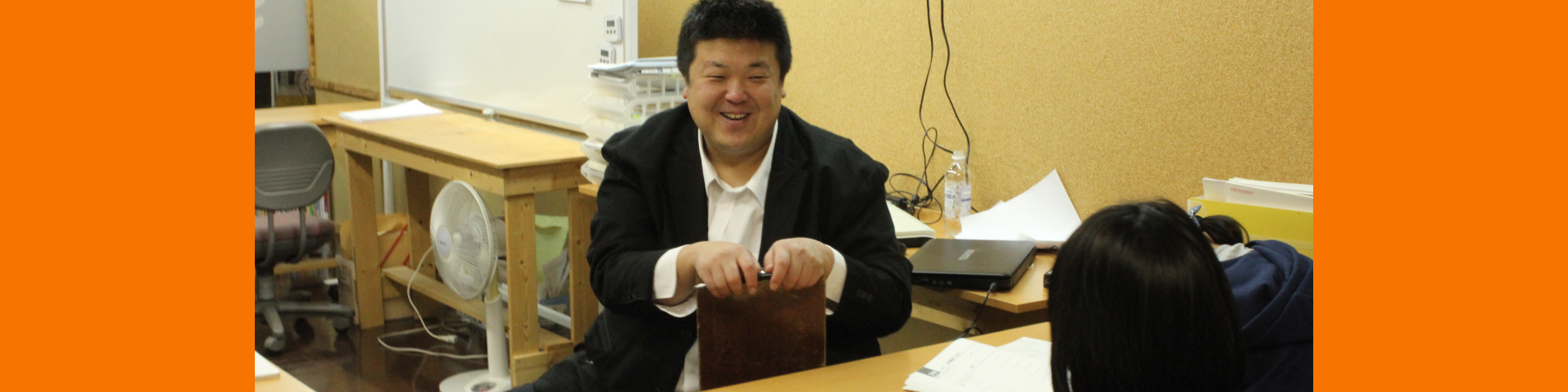 幸田健太が学習指導をしている様子